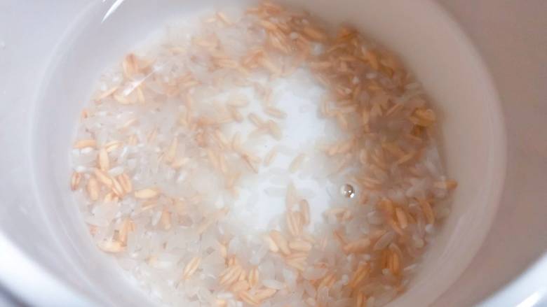 【宝宝辅食】鳕鱼燕麦米粥,把米放入宝宝炖盅,加入300 毫升清水,开始熬粥拉
小骨用的是隔水炖盅,小火慢炖,妈妈们也可以用普通锅,只不过清水要加400 毫升,以免水分流失太快。