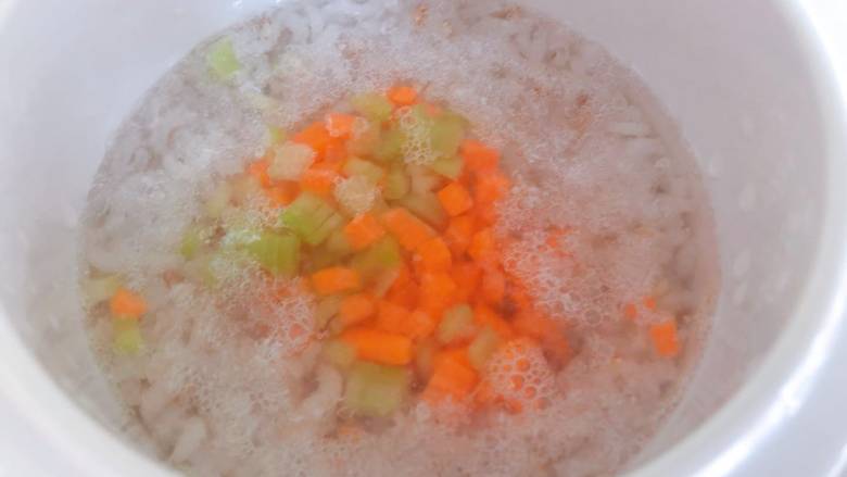 【宝宝辅食】鳕鱼燕麦米粥,待粥熬的粘稠,放入西芹茎和胡萝卜,继续熬制