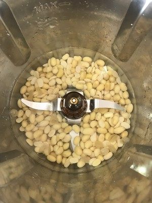 自制豆浆【GOURMETmaxx西式厨师机版】,1. <a style='color:red;display:inline-block;' href='/shicai/ 3603'>黄豆</a>80克浸泡4小时以上或者过夜,我直接用热<a style='color:red;display:inline-block;' href='/shicai/ 156925'>水</a>泡的,浸泡完成的湿豆大约160克左右,用量杯取450毫升<a style='color:red;display:inline-block;' href='/shicai/ 156925'>水</a>,一起放入杯内!
把握不准的话就是放到最低<a style='color:red;display:inline-block;' href='/shicai/ 156925'>水</a>位线上。
或者干豆直接放入杯内加入600<a style='color:red;display:inline-block;' href='/shicai/ 156925'>水</a>浸泡过夜