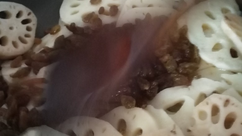 葡萄干炒莲藕,锅中加油，将葡萄干和莲藕下锅炒。