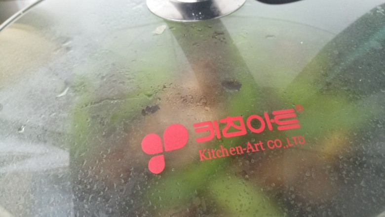 排骨炖土豆豆角,盖上盖子,再开始炖15分钟。