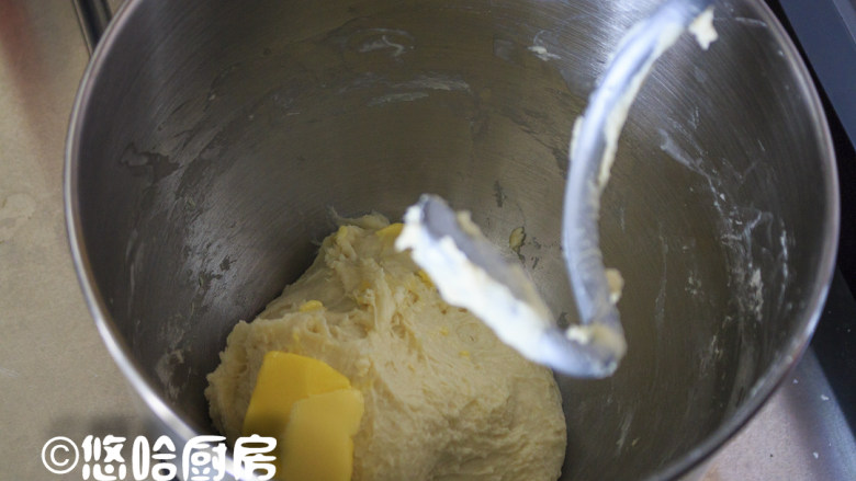 日式红豆面包,待面团变光滑时,放入室温下软化的<a style='color:red;display:inline-block;' href='/shicai/ 887'>黄油</a>继续搅打。