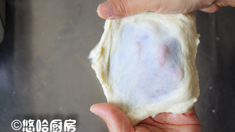 日式红豆面包,搅打至面团能拉出薄膜即可。面团比较沾手,面团拉薄膜之前,最好在手上抹一点油,面团容易拉出薄膜,而且还不会扯破。