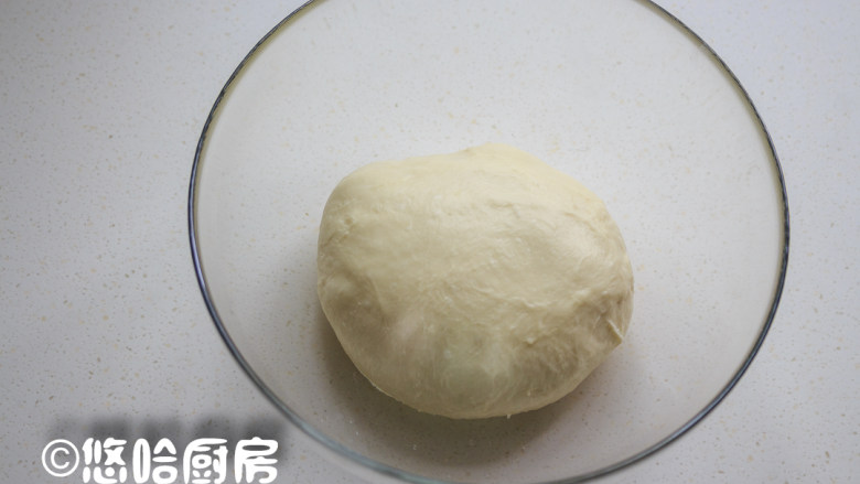 日式红豆面包,面团表面收光滑,放入盆中在室温下进行第一次发酵。