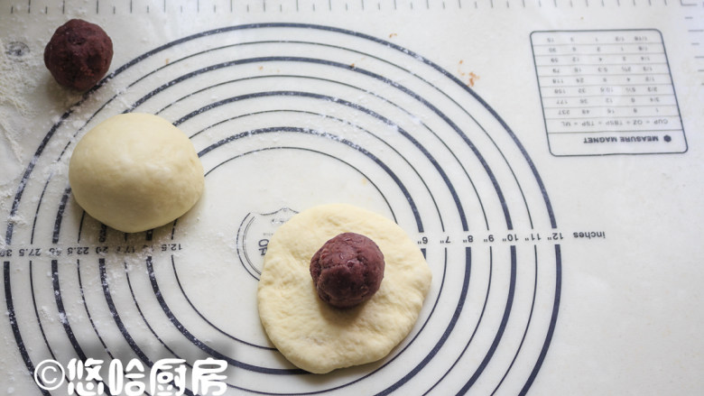 日式红豆面包,醒发后的面团拍扁,包入豆沙馅包好收口。