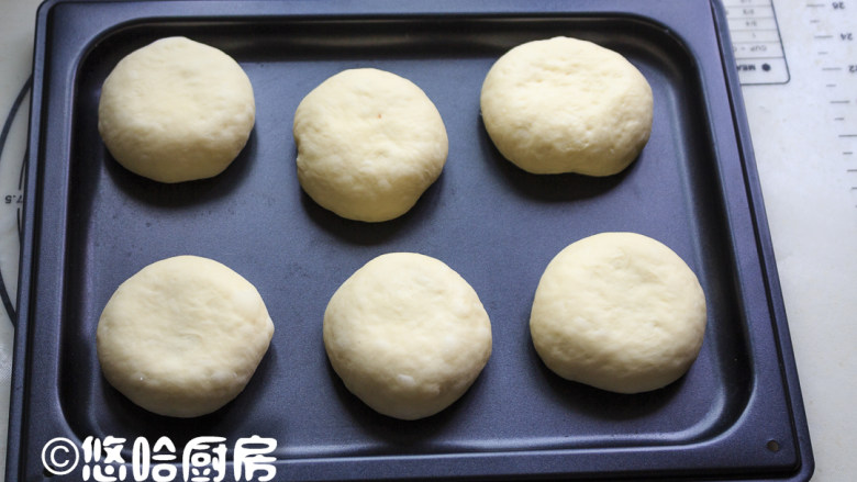 日式红豆面包,包好的面团用手稍微压一下,摆放在烤盘上,面团之间留出空隙。室温下进行二次醒发。
