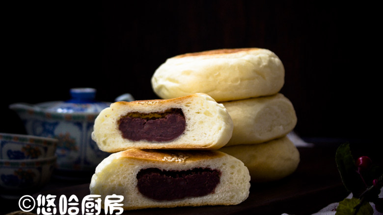 日式红豆面包,烘烤结束后取出烤盘,面包有烤盘压着,烤出的成品就是饼的形状。做早餐或下午茶垫饥不错,比起市售的香精味面包要好吃的多。