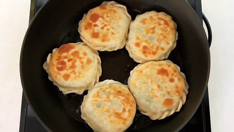 鸵鸟蛋麻椒馅饼,烙至一面金黄就翻面