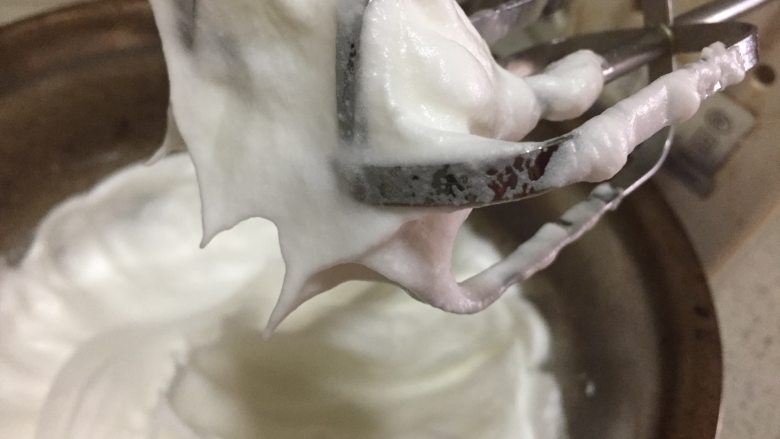 奶牛蛋糕卷,紧接着,我们把4个蛋清放到无水无油的盆中,然后一次性加入全部的糖粉
然后用打蛋器高速将其打发成如图的状态即可。