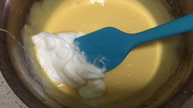 奶牛蛋糕卷,接着,我们将蛋白分3次与蛋黄糊混合