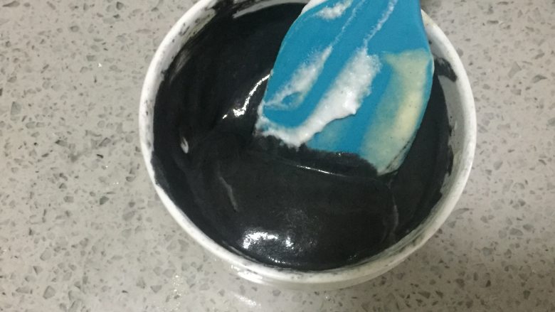 奶牛蛋糕卷,这是混合竹炭粉后的面糊