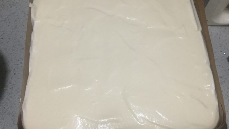 奶牛蛋糕卷,再把剩余的蛋糕糊倒在靠盘中,表面刮平。用上下火160度,烤20分钟即可。