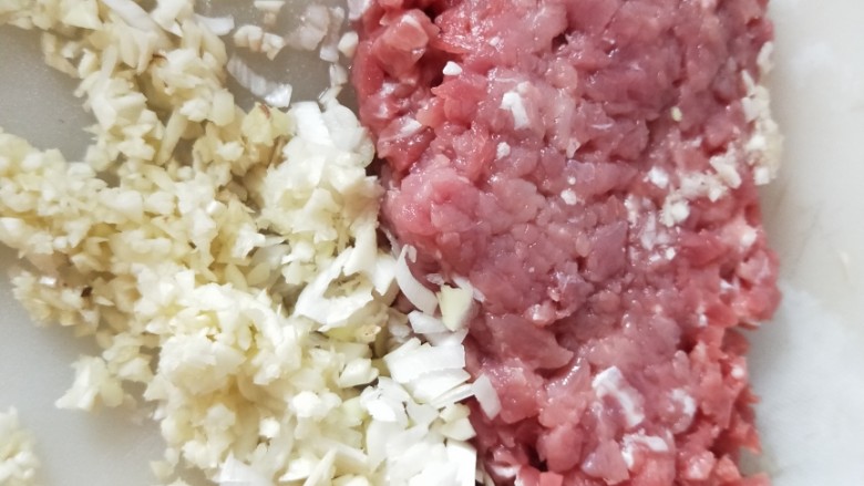 藜麦豆角肉沫焖饭,<a style='color:red;display:inline-block;' href='/shicai/ 36842'>小里脊肉</a>切丁或者剁碎