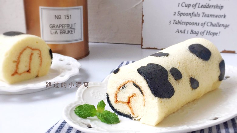 奶牛蛋糕卷,温热的时候卷起来就可以啦!当然你也可以放入奶油作为夹心,不放也很好吃哒。