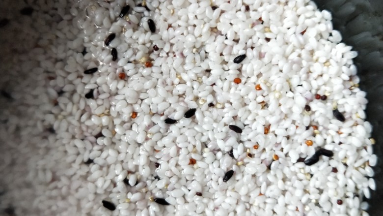 藜麦豆角肉沫焖饭,藜麦和黑米大米提前泡水，泡一个小时洗净，藜麦一定要把表面的皂苷洗掉才好吃，放藜麦特别好吃而且有营养，也可以再加点别的米