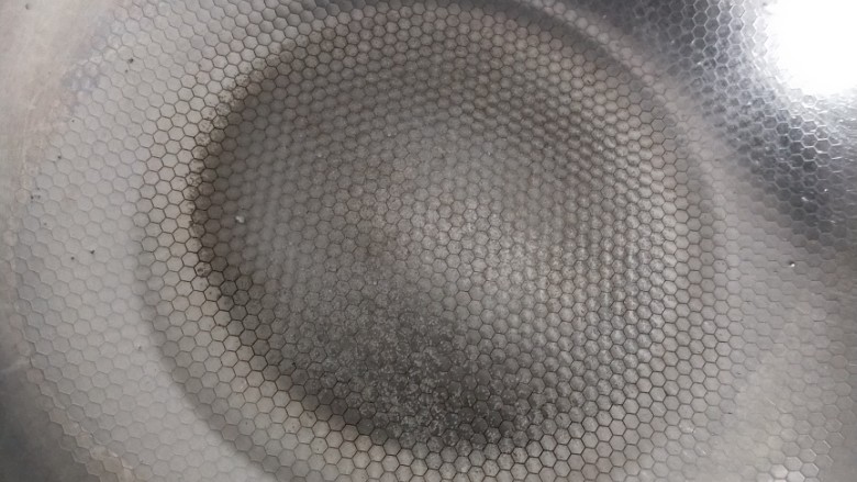 藜麦豆角肉沫焖饭,锅放油，加一勺盐