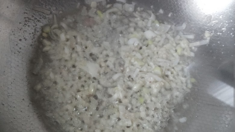 藜麦豆角肉沫焖饭,葱蒜放里炒香