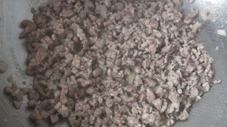 藜麦豆角肉沫焖饭,肉沫放里翻炒至变色加一点五香粉和酱油炒均匀