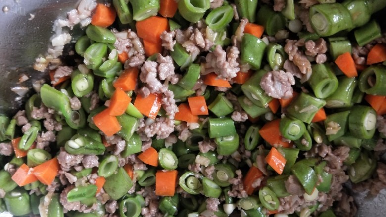 藜麦豆角肉沫焖饭,加入豆角和胡萝卜丁翻炒