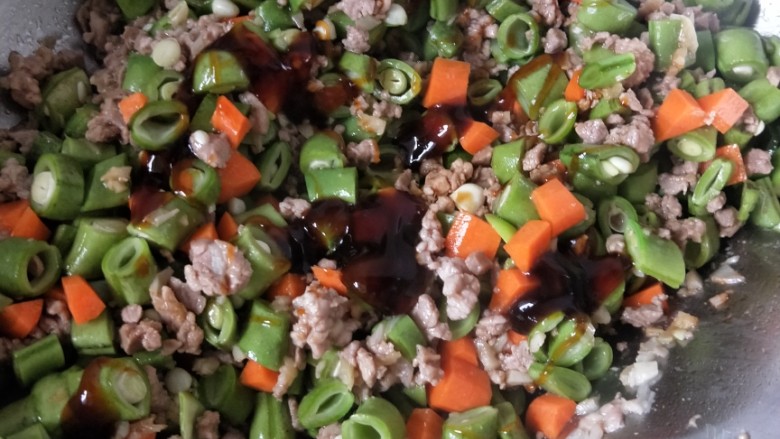 藜麦豆角肉沫焖饭,加耗油和酱油