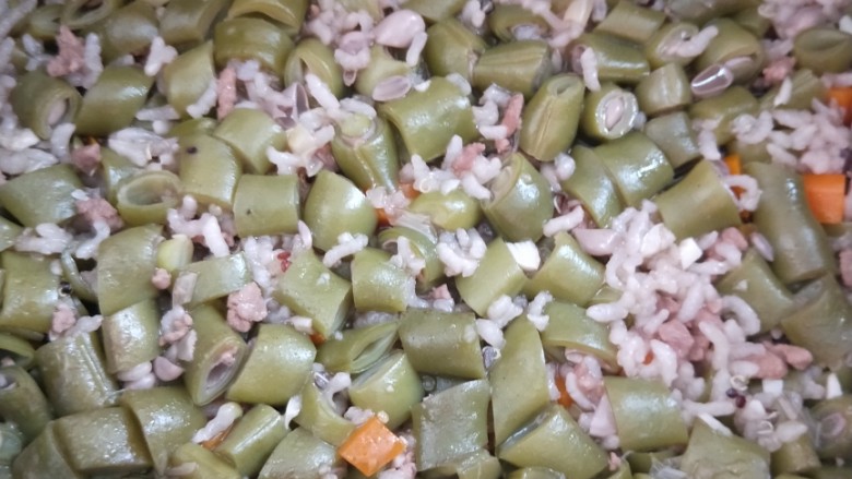 藜麦豆角肉沫焖饭,饭好了就是这个样子