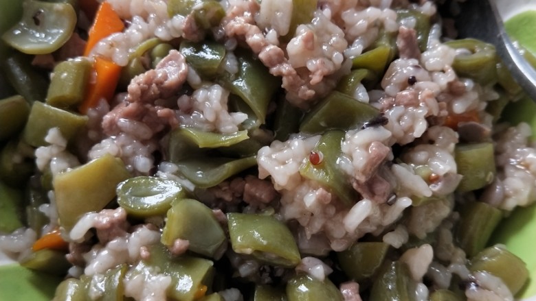 藜麦豆角肉沫焖饭,拌一下吃吧！非常香又软糯