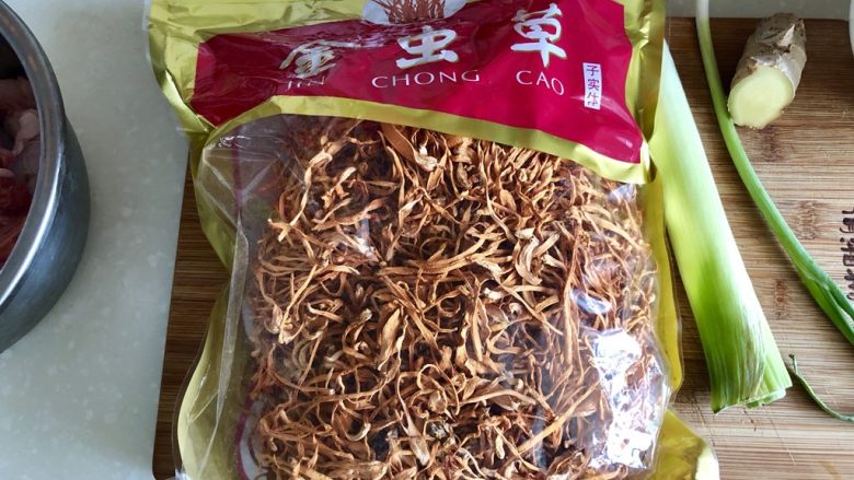 一碗好汤暖身心➕虫草花煲土鸡汤,今天用到了<a style='color:red;display:inline-block;' href='/shicai/ 8'>虫草花</a>。新买的,试试味道。