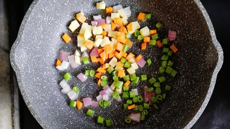 宝宝辅食—杂蔬猪肉焖饭,接着倒入胡萝卜、土豆和四季豆翻炒均匀(不需要炒熟)