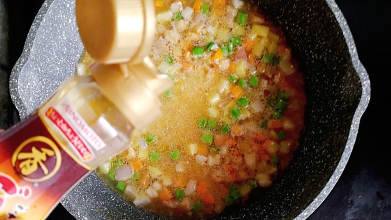 宝宝辅食—杂蔬猪肉焖饭,水煮开后滴几滴芝麻油,再煮两分钟左右即可关火