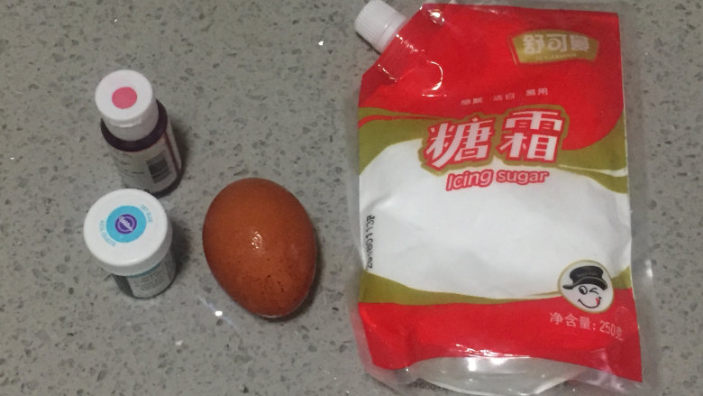 独角兽蛋白糖,这是做蛋白糖用到的原料,色素我用的玫红色和惠尔通的天蓝色。
