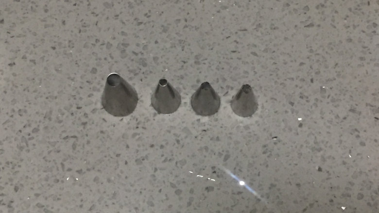 独角兽蛋白糖,这是这次用到的裱花嘴,其实我觉得这个无所谓的,大小差不多即可啦,完美主义者慎用哈!