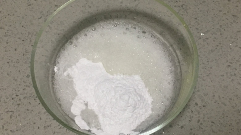 独角兽蛋白糖,然后,我们一次性放入45克的糖粉,再次用打蛋器搅打出细腻的膏状,时间约为8分钟。