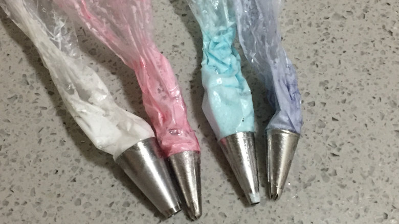 独角兽蛋白糖,接下来,我们把调好的蛋白膏再分别装入有裱花嘴的裱花袋内。