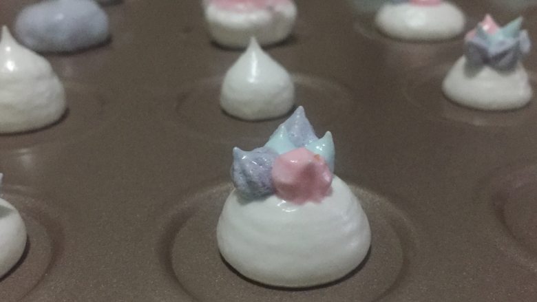 独角兽蛋白糖,最后,我们可以挤出自己喜欢的形状,也可以参照下图做出独角兽的蛋白糖。