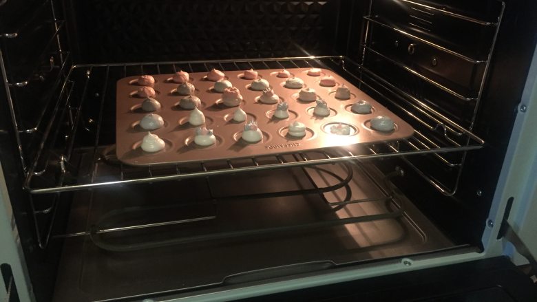 独角兽蛋白糖,把烤箱调成上火80度,下火90度,时间设定为30分钟,我是烤了两个30分钟,中间焖10分钟后再烤一个30分钟。