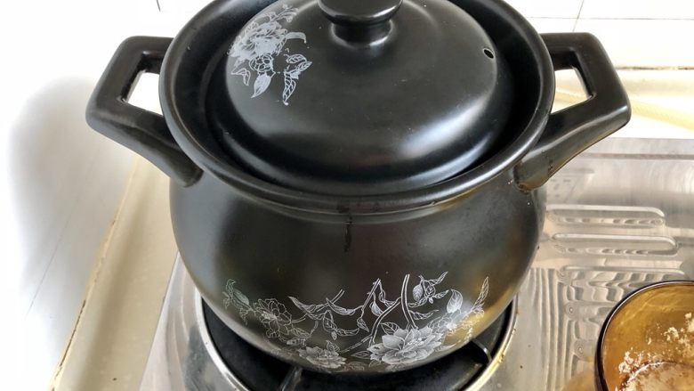 一碗好汤暖身心➕虫草花煲土鸡汤,加盖,小火炖煮一个小时