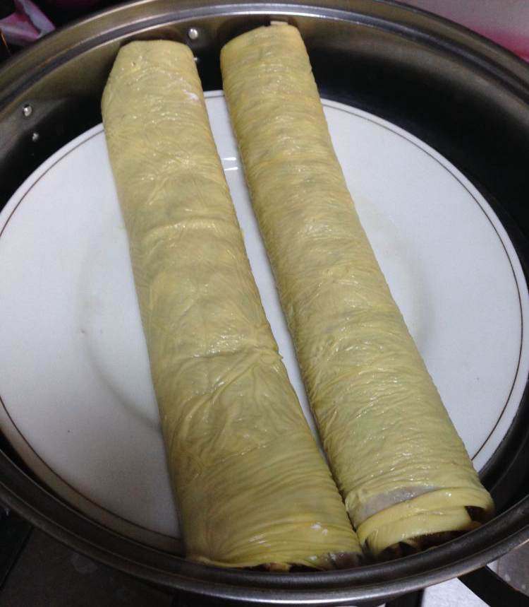 虾仁腐皮卷,依次做完,放到涂油的盘中,开水入锅大火蒸10分钟左右