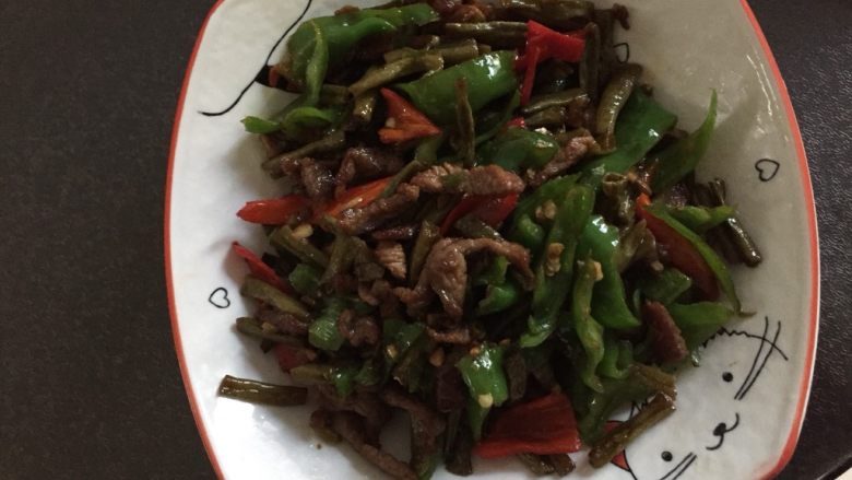 辣炒牛肉酸豆角,翻炒好后放少量凉水，继续翻炒。翻炒好后盛盘。