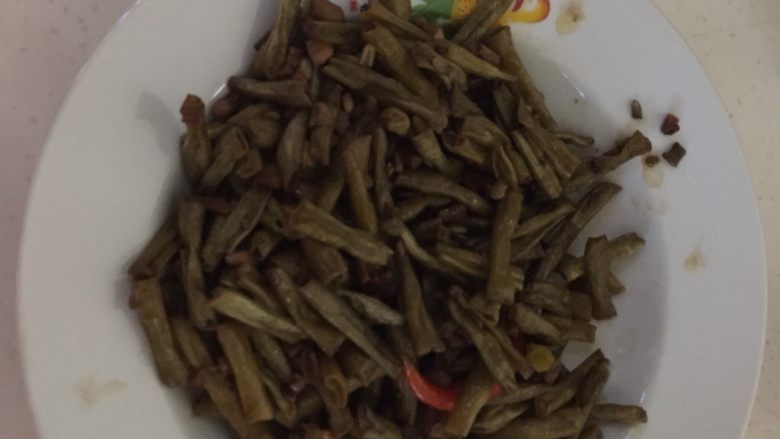 辣炒牛肉酸豆角,准备好<a style='color:red;display:inline-block;' href='/shicai/ 5085'>酸豆角</a>切段。