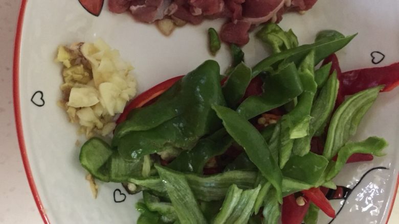 辣炒牛肉酸豆角,准备好青红辣椒，<a style='color:red;display:inline-block;' href='/shicai/ 216'>牛肉</a>以及酸姜碎。