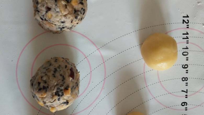 那年花开月正圆--五仁月饼,将做好的五仁馅分份,面团先去了3个150克的大月饼皮!然后分成15克1个的小面团