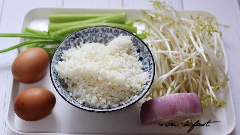 绿豆芽什锦蛋炒饭,备齐所有的食材