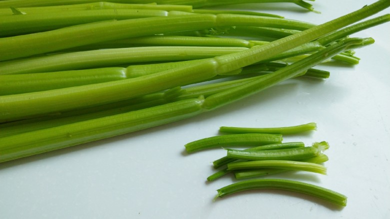 新文美食 川味椒香麻辣鸡块,芹菜只要芹菜尖,直接撅成稍微长一点的芹菜段。