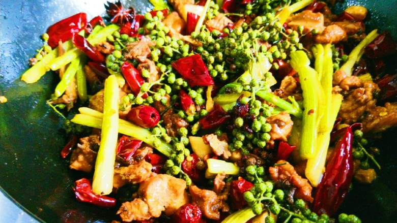 新文美食 川味椒香麻辣鸡块,加入<a style='color:red;display:inline-block;' href='/shicai/ 717'><a style='color:red;display:inline-block;' href='/shicai/ 717'>味精</a></a>炒均匀即可出锅。