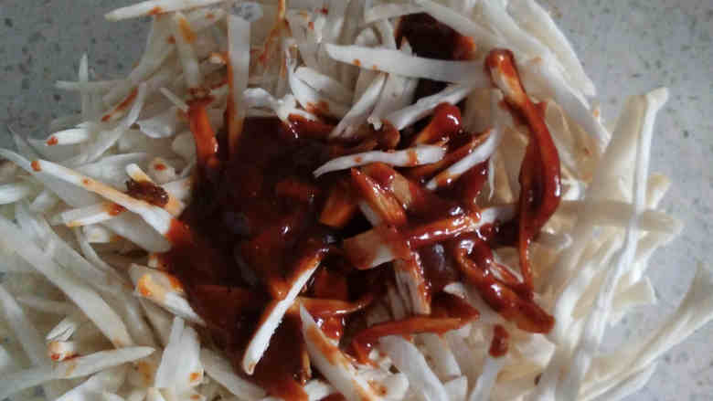自制杏鲍菇干,将其他酱料也一同倒入杏鲍菇丝中