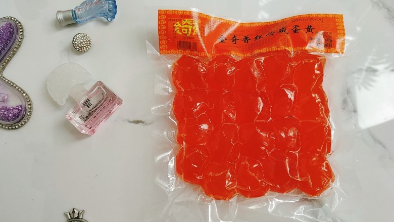 网红金沙咸蛋黄冰淇淋
安安原创,提前三天预处理咸蛋黄，冷冻的真空塑封金奇香咸蛋黄打开取出放在盘子里，在室温自然解冻10小时，然后放在盆里倒入花生油浸过咸蛋黄，用保鲜膜覆盖好放冰箱冷藏三天；