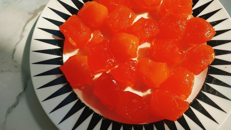 网红金沙咸蛋黄冰淇淋
安安原创,经过花生油浸泡三天的咸蛋黄达到最佳状态,油润红亮;