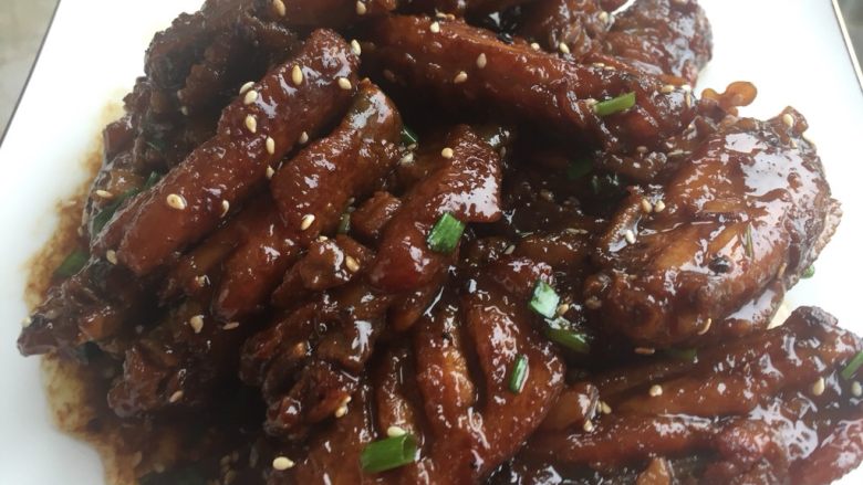 可乐鸡翅,大火收汁洒上葱花白芝麻即可