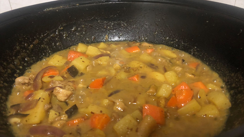 家常版咖喱鸡肉饭,转小火用铲子不断搅拌,加快咖喱的溶解,以免糊底。待汤汁变浓稠即可。