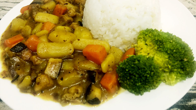 家常版咖喱鸡肉饭,异国风味的咖喱鸡肉饭完成喽!